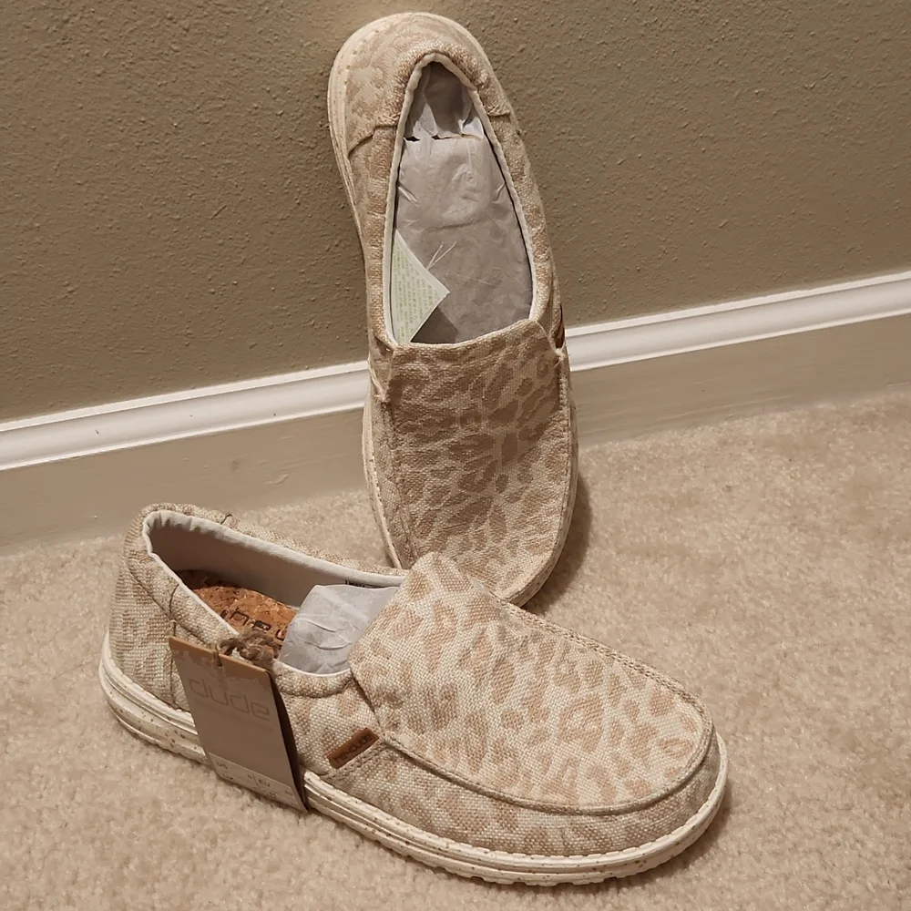 NEW womens size 7 HEY DUDE SHOES tan cheetah print ladies sz 7 Slip On